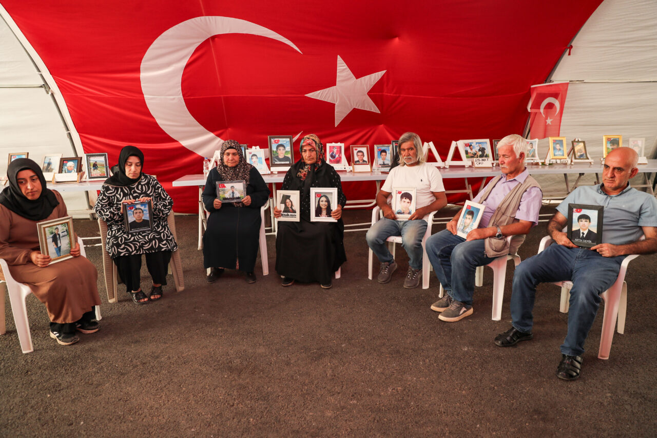 Dağa kaçırılan çocukları için eski HDP il binası önünde oturma