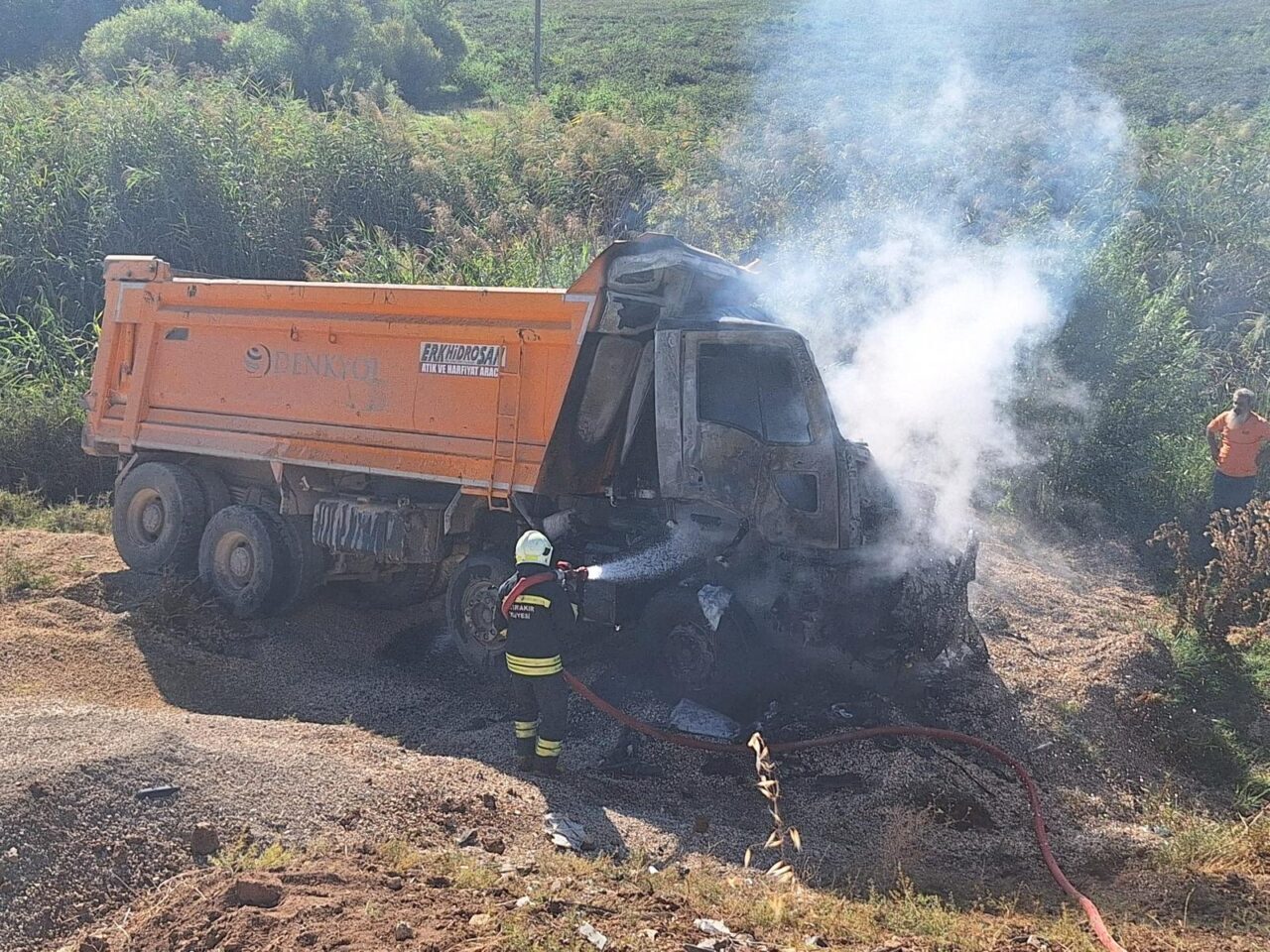 Diyarbakır'ın Çınar ilçesinde şarampole devrilen kamyonun sürücüsü hayatını kaybetti.