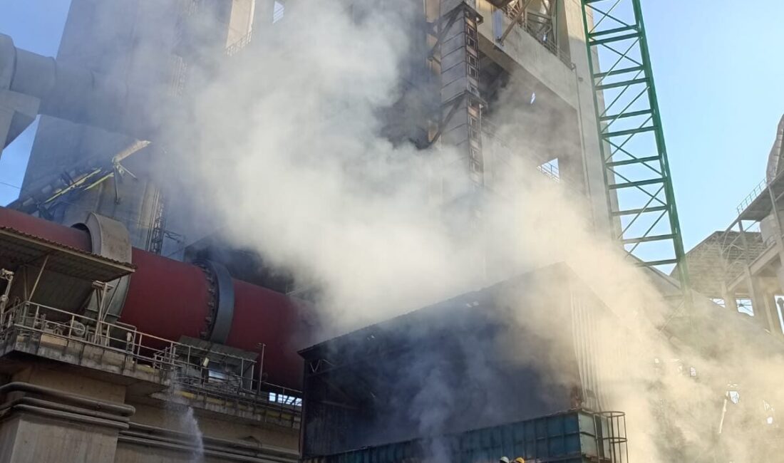 Düzce'nin Yığılca ilçesinde çimento fabrikasında çıkan yangın itfaiye ekiplerinin müdahalesiyle