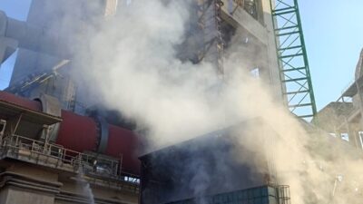 Düzce'nin Yığılca ilçesinde çimento fabrikasında çıkan yangın itfaiye ekiplerinin müdahalesiyle