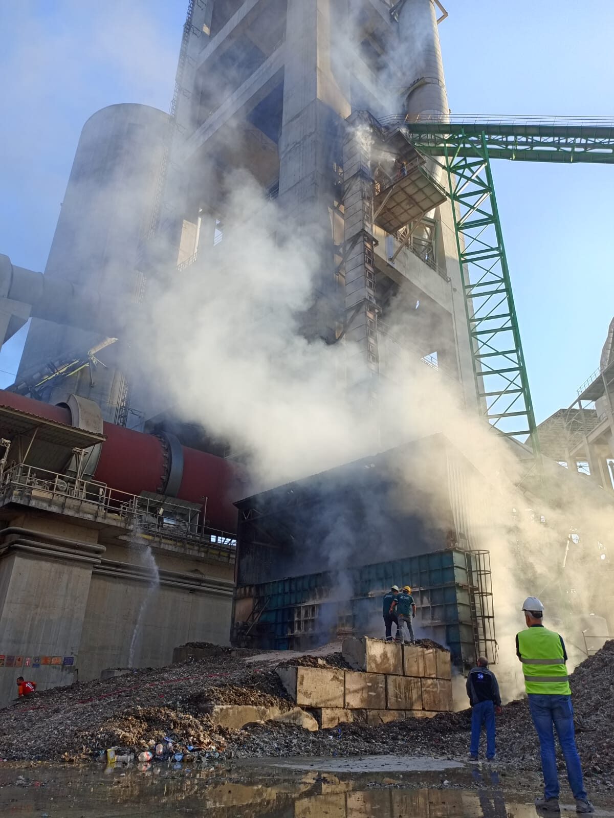 Düzce'nin Yığılca ilçesinde çimento fabrikasında çıkan yangın itfaiye ekiplerinin müdahalesiyle