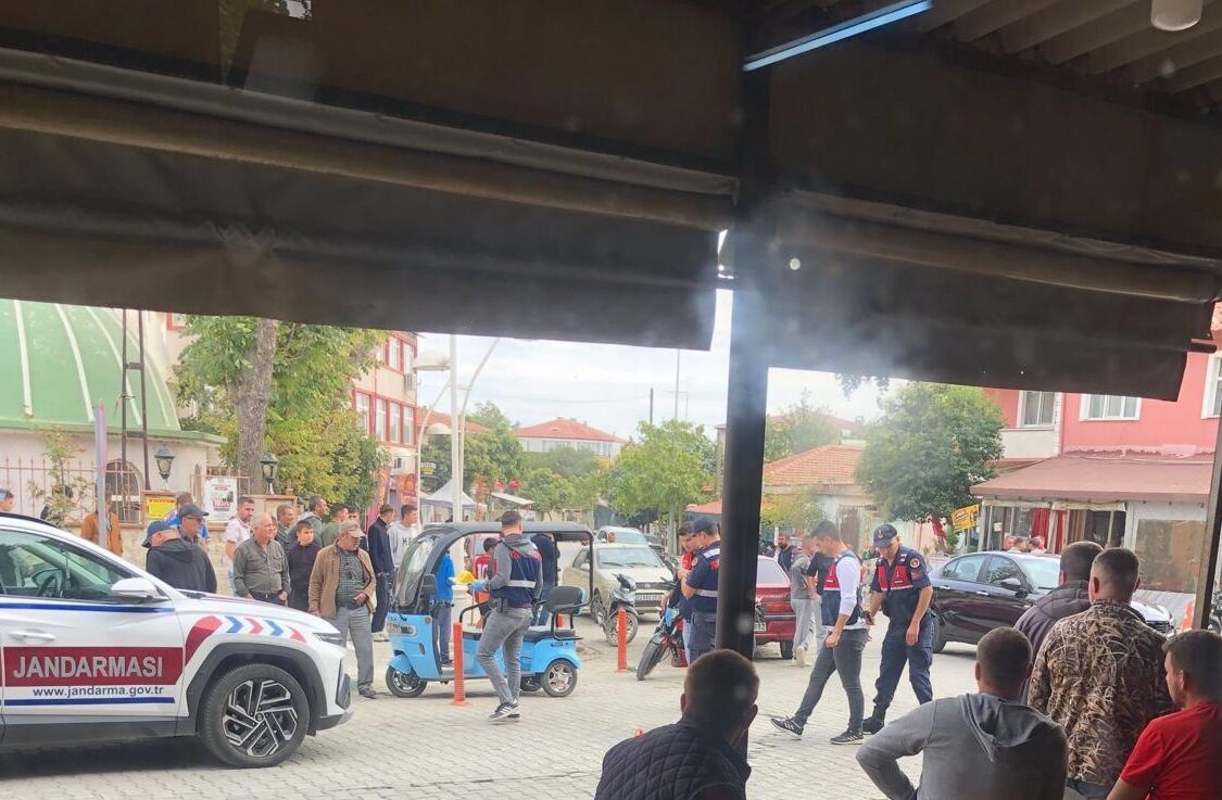 Edirne'nin İpsala ilçesinde çıkan silahlı kavgada 1 kişi hayatını kaybetti.