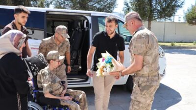 Erzincan İl Jandarma Komutanlığında, bir engelli gencin askeri üniforma giyme