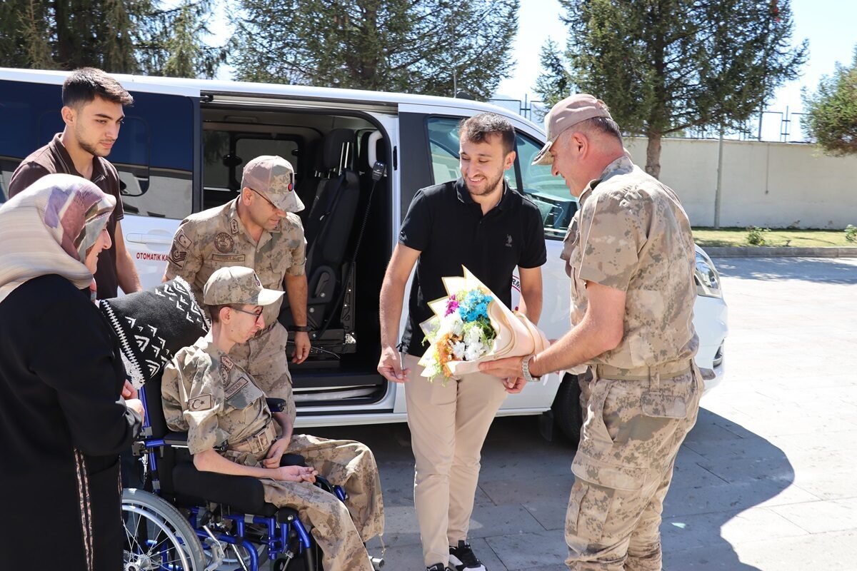 Erzincan İl Jandarma Komutanlığında, bir engelli gencin askeri üniforma giyme