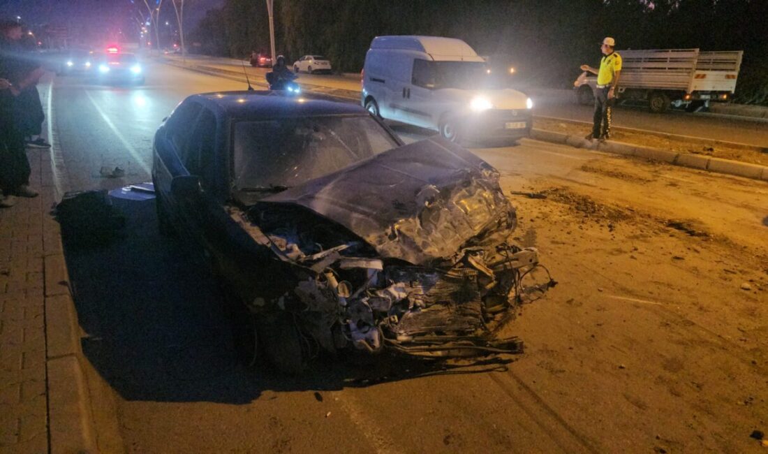 Erzincan’da otomobilin kamyonetle çarpıştığı trafik kazasında 3 kişi yaralandı.