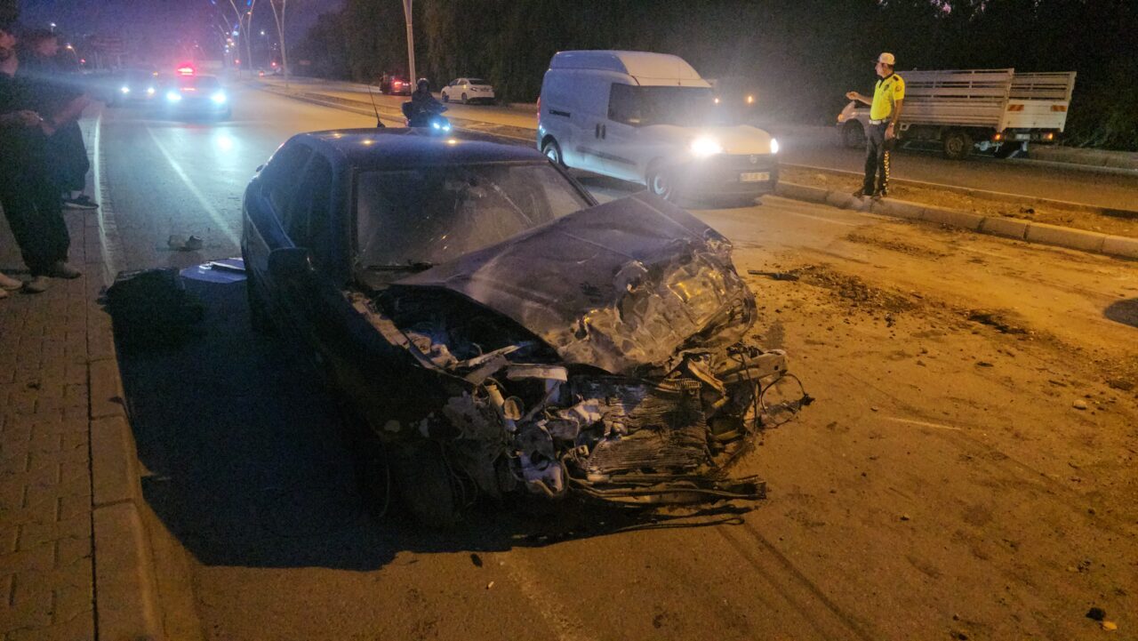 Erzincan’da otomobilin kamyonetle çarpıştığı trafik kazasında 3 kişi yaralandı.