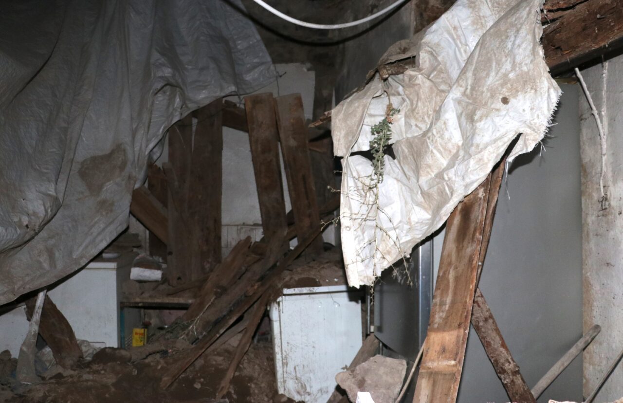  Erzurum'un Pasinler ilçesinde toprak evin damının çökmesi sonucu 2 çocuk