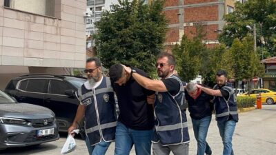 Eskişehir'in Odunpazarı ilçesinde, yol verdikleri ambulansı takip ettikten sonra 3