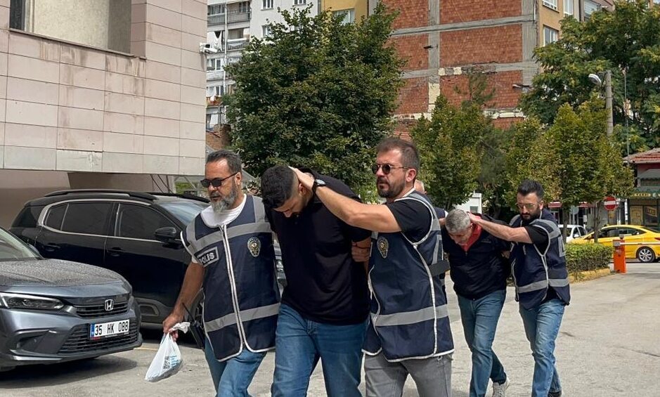 Eskişehir'in Odunpazarı ilçesinde, yol verdikleri ambulansı takip ettikten sonra 3