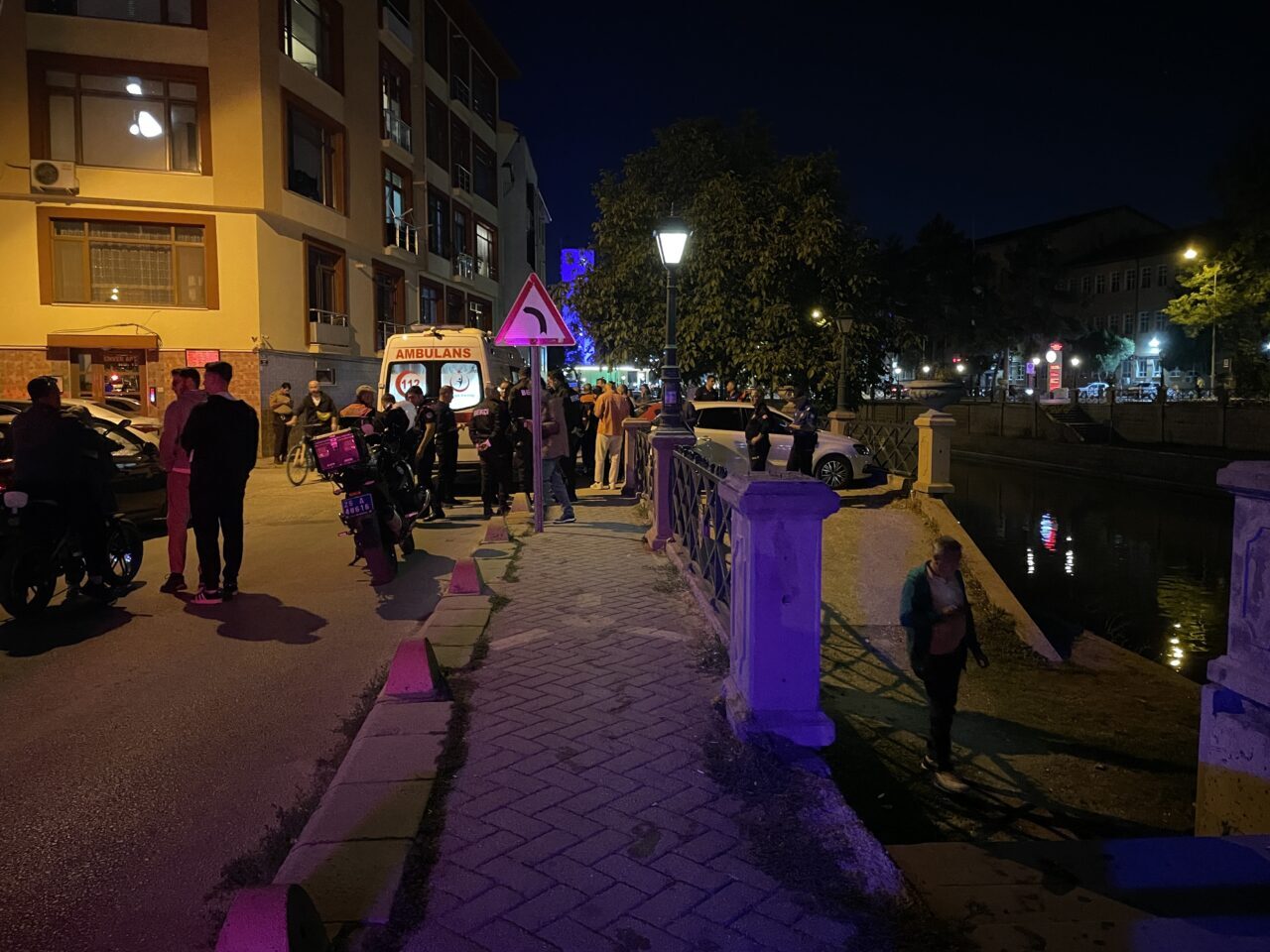 Eskişehir'de kent merkezinden geçen Porsuk Çayı'na düşen kişi, kaldırıldığı hastanede