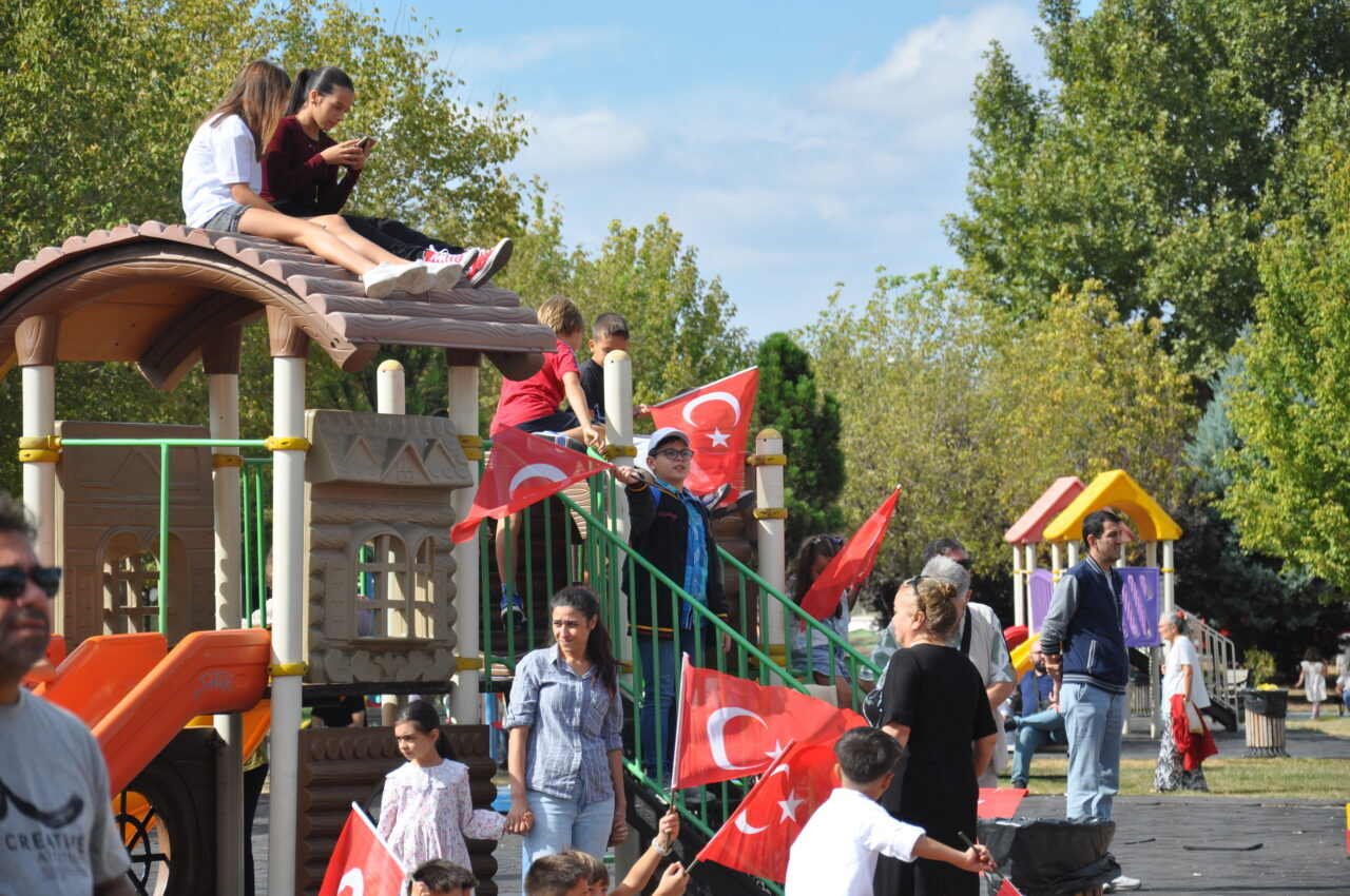 Eskişehir'de vatandaşlar, A Milli Kadın Voleybol Takımı'nın 2025 FIVB Dünya