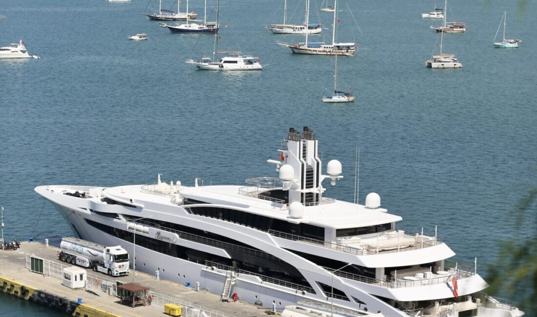 Cayman Adaları bayraklı "I Dynasty" adlı mega yata, Muğla'nın Fethiye
