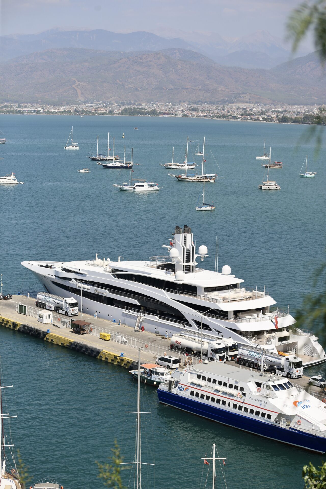 Cayman Adaları bayraklı "I Dynasty" adlı mega yata, Muğla'nın Fethiye