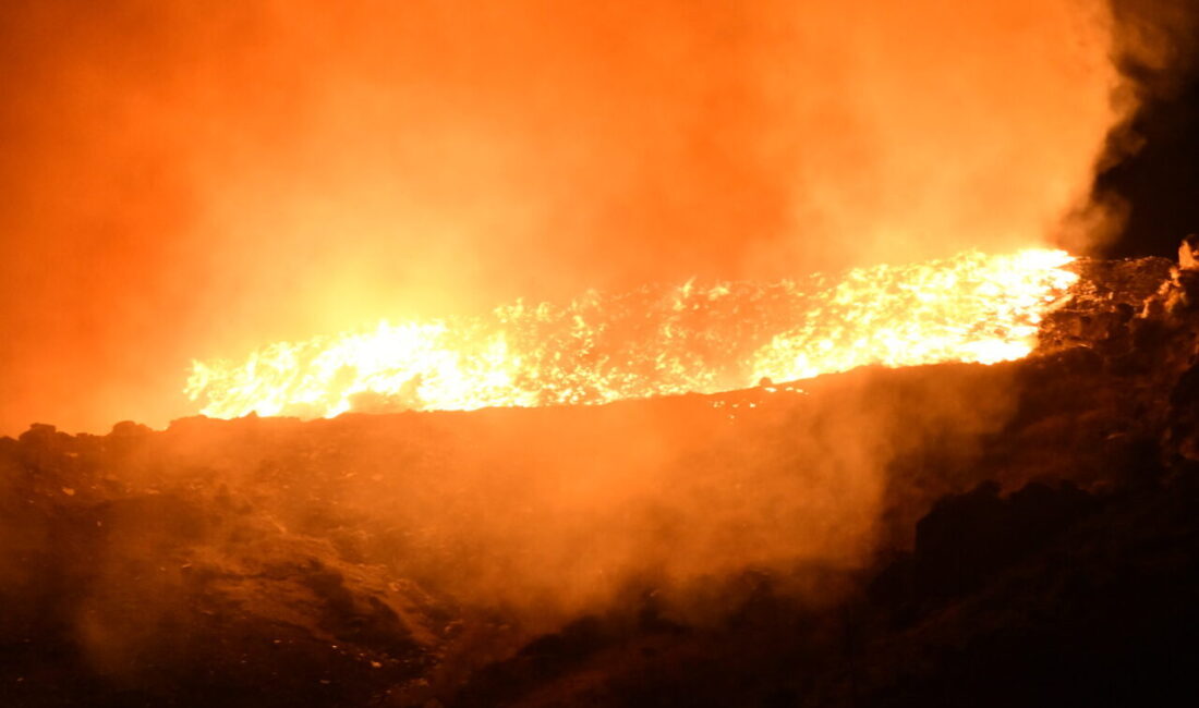  Giresun'un Şebinkarahisar ilçesinde çöp toplama alanında çıkan yangın, ekiplerin müdahalesiyle
