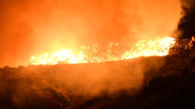  Giresun'un Şebinkarahisar ilçesinde çöp toplama alanında çıkan yangın, ekiplerin müdahalesiyle