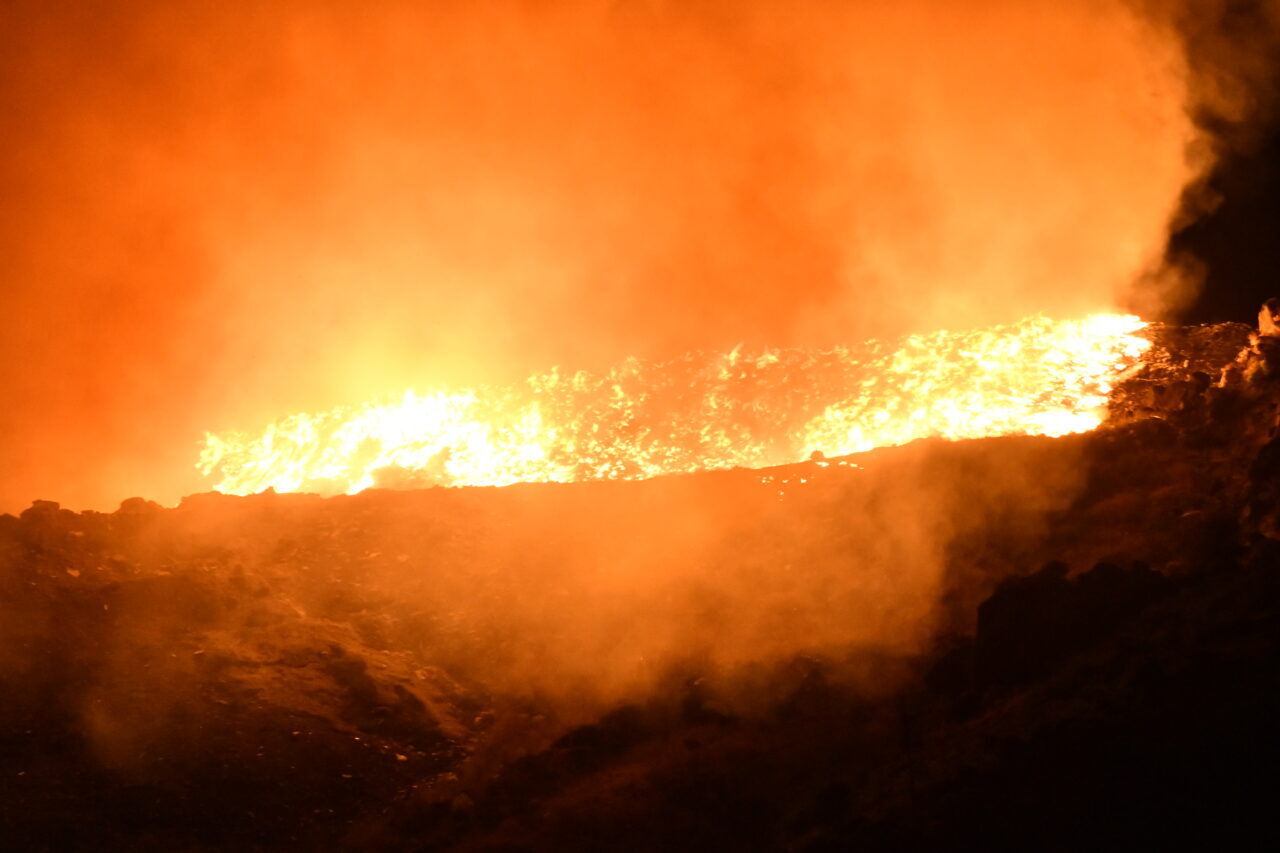  Giresun'un Şebinkarahisar ilçesinde çöp toplama alanında çıkan yangın, ekiplerin müdahalesiyle