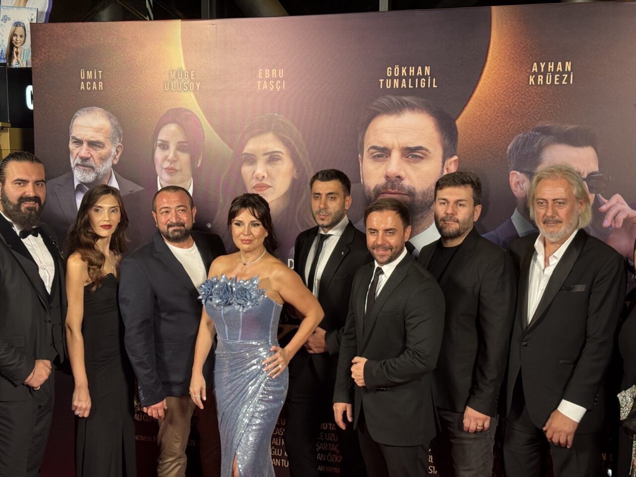  Yönetmen koltuğunda Haktan Özkan'ın oturduğu, idari koordinatörlüğünü Canan Yılmaz'ın üstlendiği