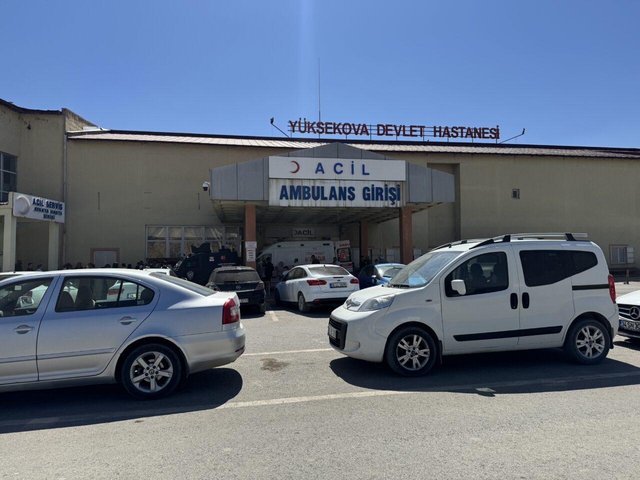  Hakkari'nin Yüksekova ilçesinde iş makinesinin bakımını yaparken kamyonun çarpması sonucu