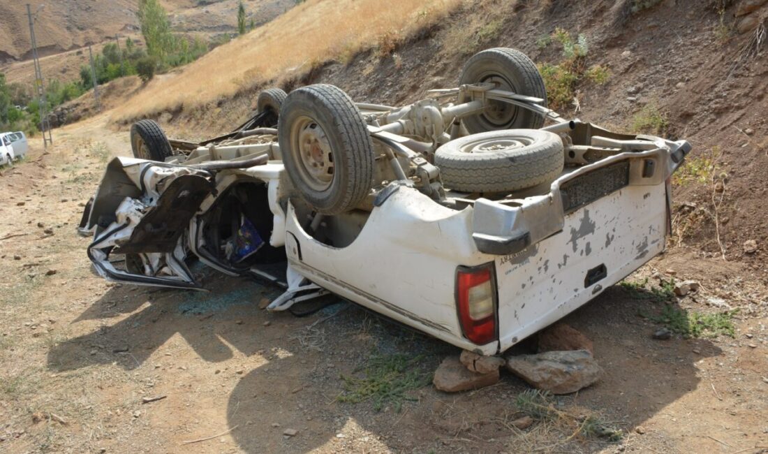  Hakkari'de şarampole devrilen pikaptaki 2 kişi hayatını kaybetti, 1 kişi