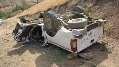  Hakkari'de şarampole devrilen pikaptaki 2 kişi hayatını kaybetti, 1 kişi