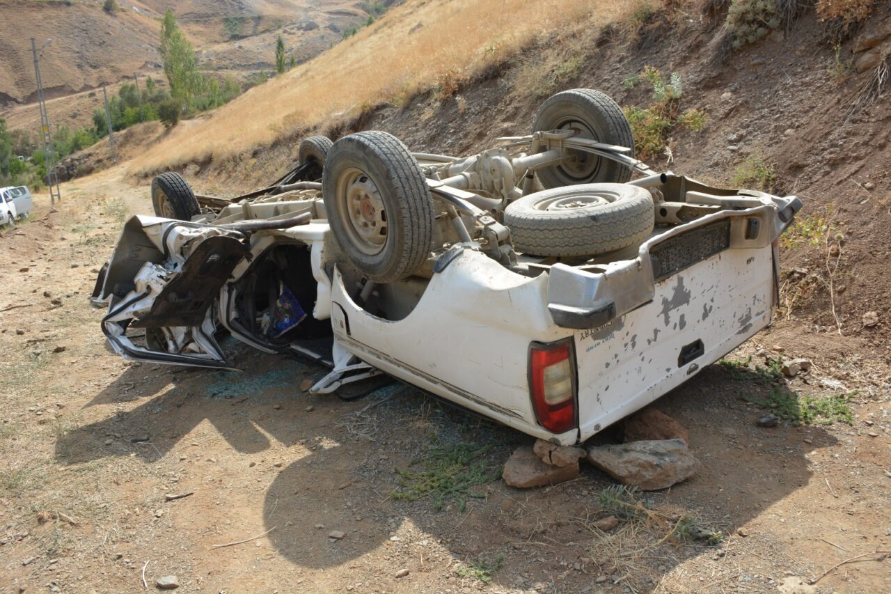  Hakkari'de şarampole devrilen pikaptaki 2 kişi hayatını kaybetti, 1 kişi