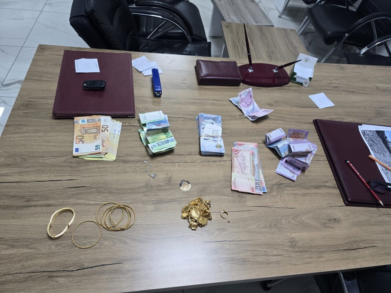 Hatay'ın Altınözü ilçesinde parkta temizlik yapan işçi tarafından bulunan içerisinde