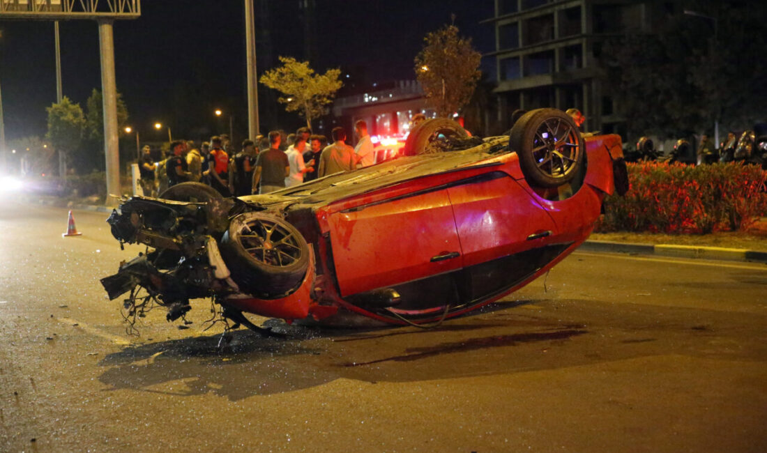  Hatay'ın İskenderun ilçesinde kontrolden çıkan otomobilin kaldırımda yürüyen yayalara çarparak