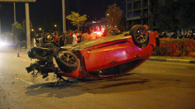  Hatay'ın İskenderun ilçesinde kontrolden çıkan otomobilin kaldırımda yürüyen yayalara çarparak