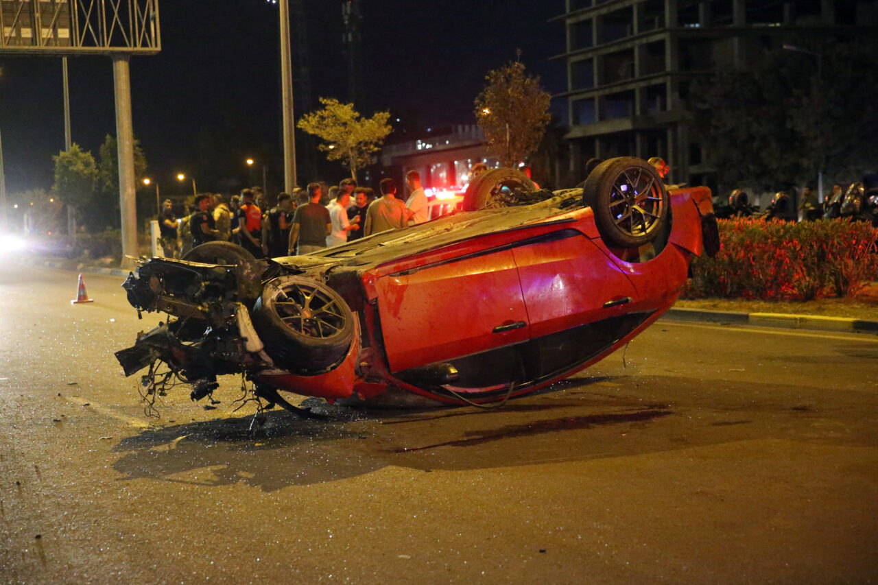  Hatay'ın İskenderun ilçesinde kontrolden çıkan otomobilin kaldırımda yürüyen yayalara çarparak