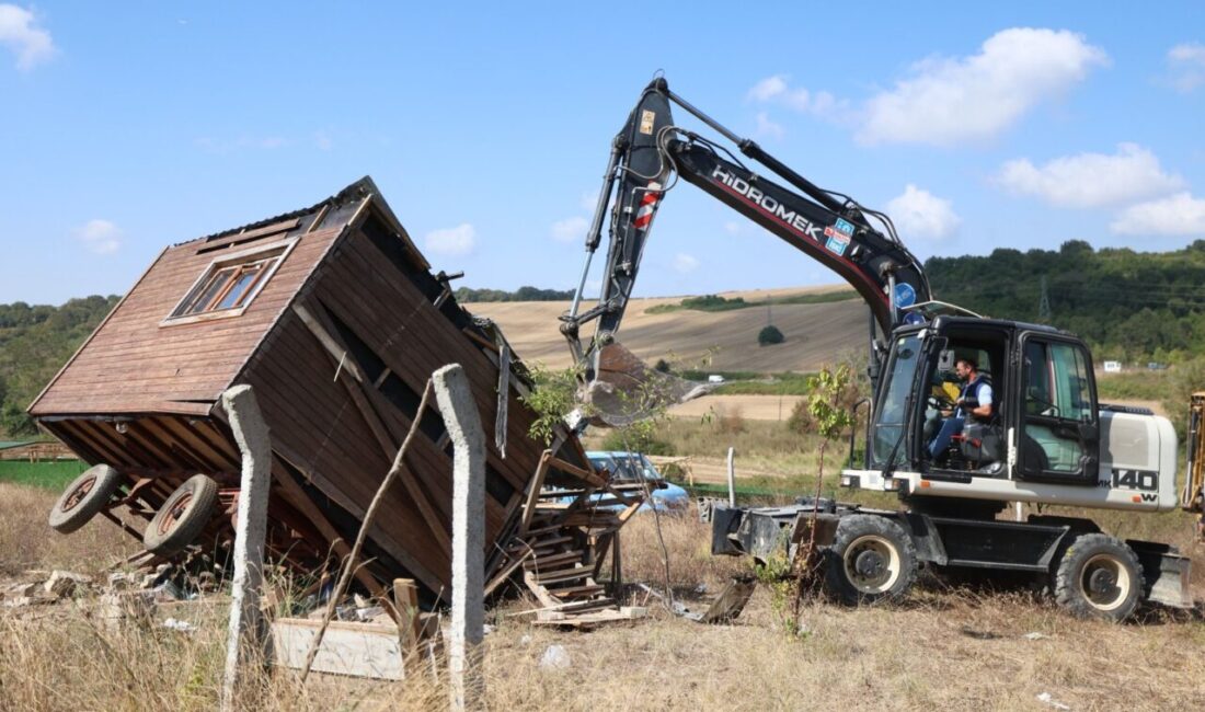 İstanbul Su ve Kanalizasyon İdaresi (İSKİ) ekipleri, Arnavutköy'deki Terkos havzasının