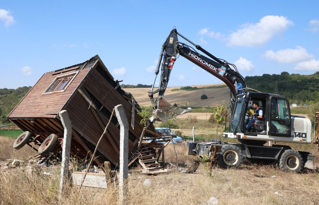 İstanbul Su ve Kanalizasyon İdaresi (İSKİ) ekipleri, Arnavutköy'deki Terkos havzasının