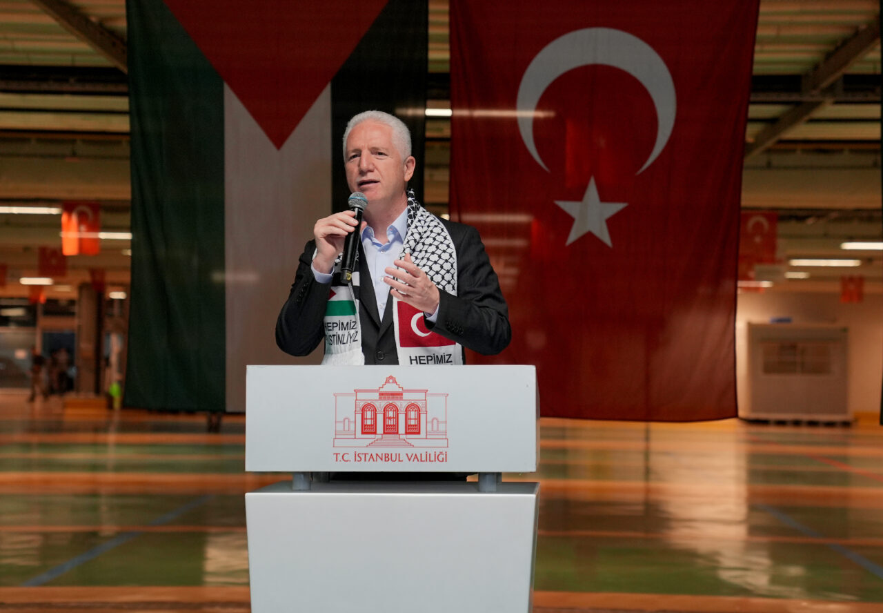  İstanbul Gürpınar Balık Hali'ndeki balıkçılar, bir günlük hasılatlarını Gazze'ye bağışladı.