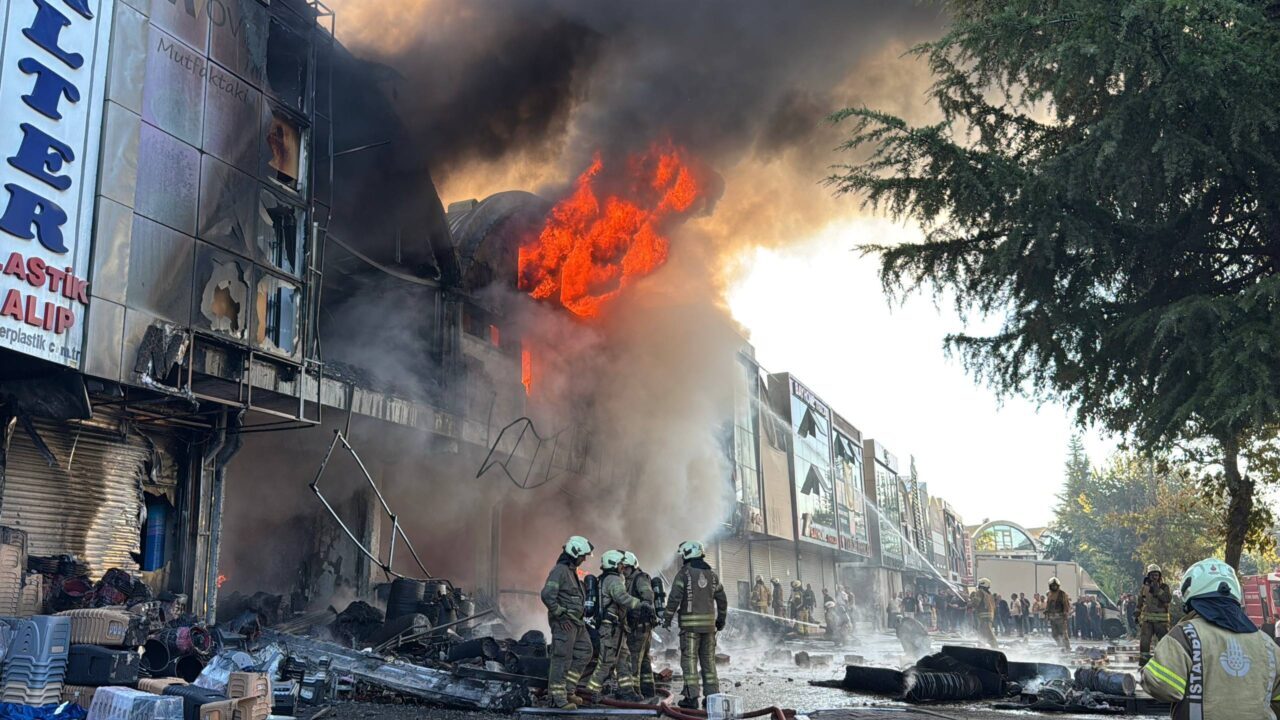 Bağcılar'da, İSTOÇ Ticaret Merkezi'ndeki dükkanda çıkan yangın itfaiye ekiplerince söndürüldü.