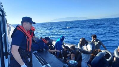 İzmir'in Çeşme ilçesi açıklarında 107 düzensiz göçmen yakalandı, Seferihisar ilçesi