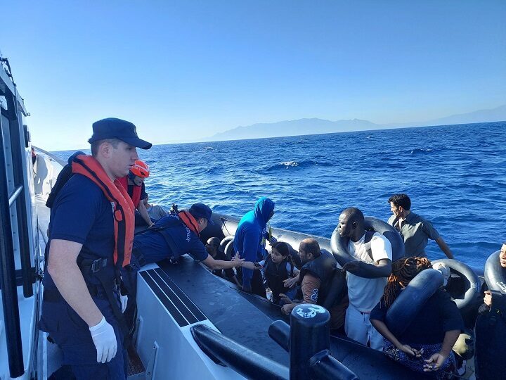 İzmir'in Çeşme ilçesi açıklarında 107 düzensiz göçmen yakalandı, Seferihisar ilçesi