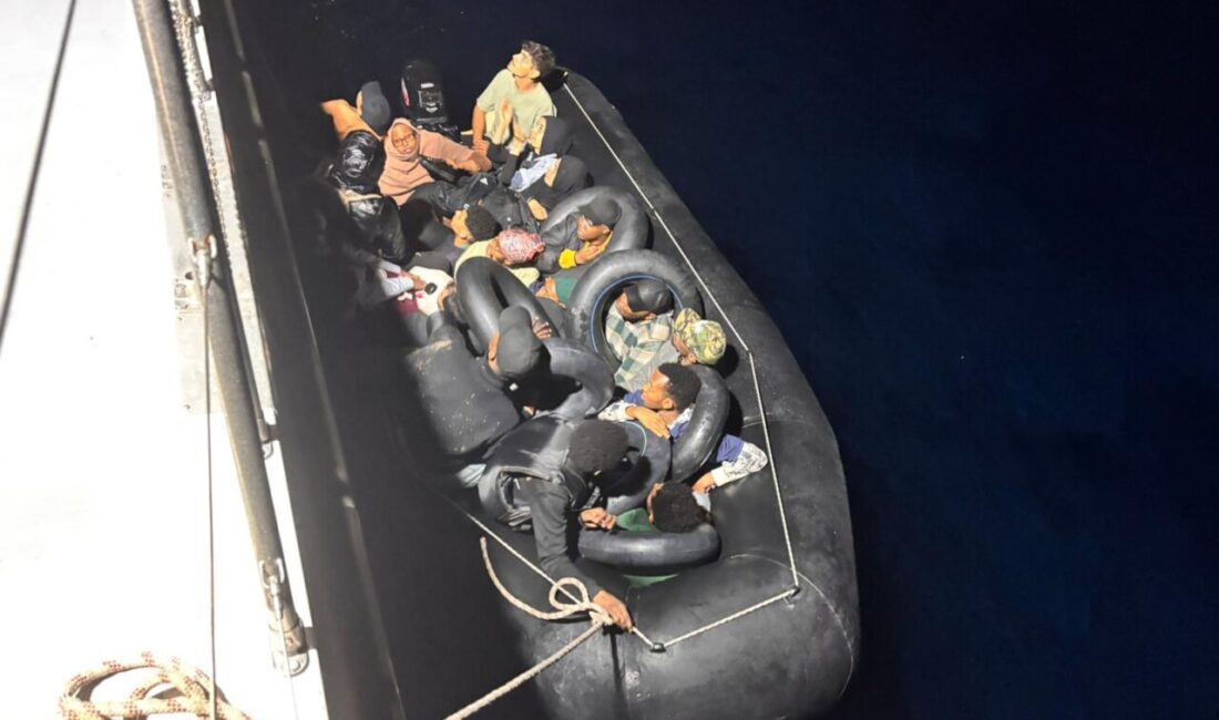  İzmir'in Menderes ve Çeşme ilçeleri açıklarında 20 düzensiz göçmen yakalandı.