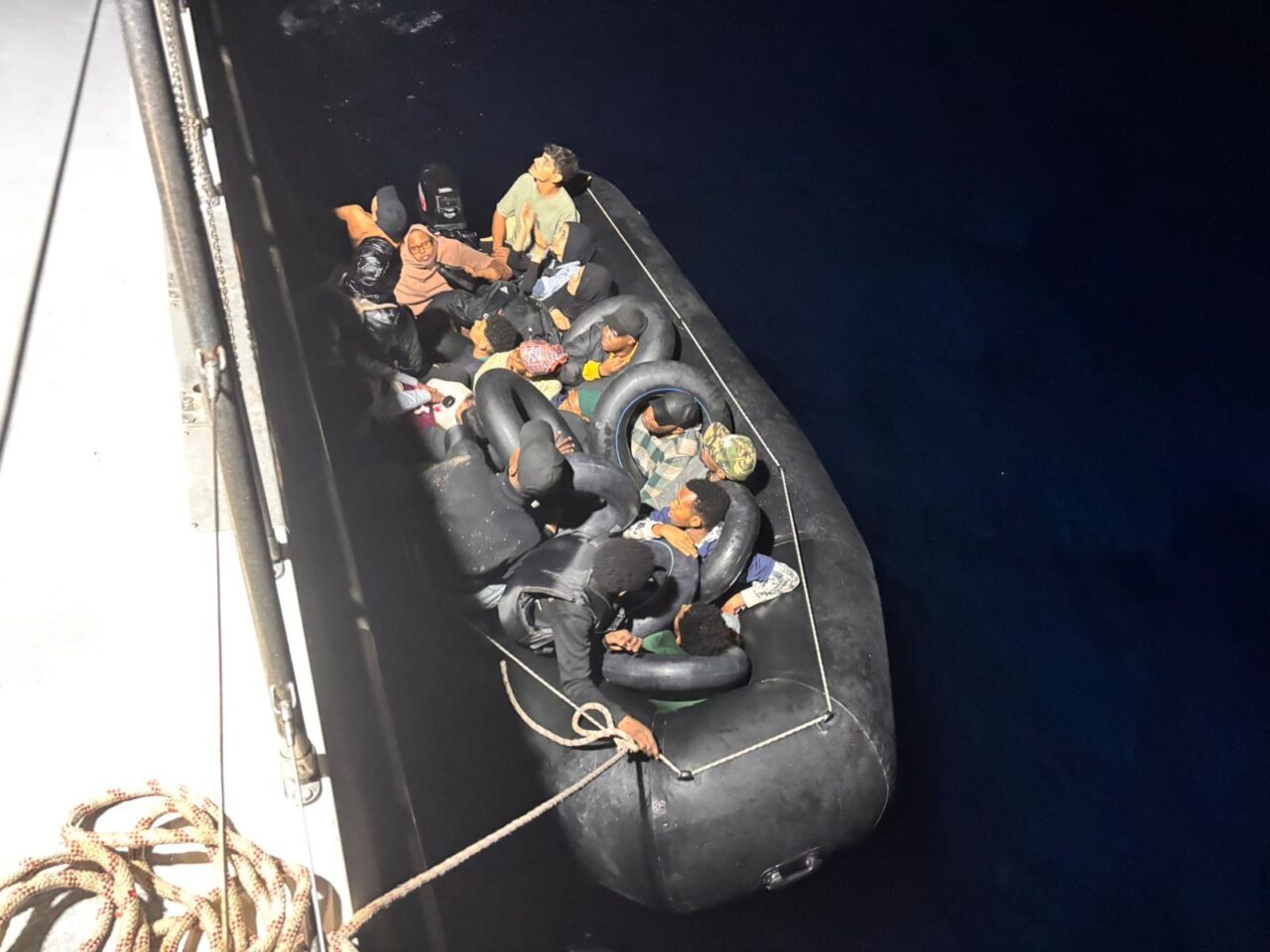  İzmir'in Menderes ve Çeşme ilçeleri açıklarında 20 düzensiz göçmen yakalandı.