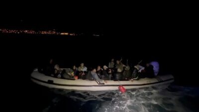 İzmir'in Karaburun ilçesi açıklarında 14'ü çocuk 33 düzensiz göçmen kurtarıldı.