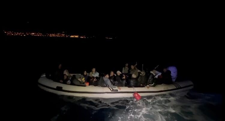 İzmir'in Karaburun ilçesi açıklarında 14'ü çocuk 33 düzensiz göçmen kurtarıldı.