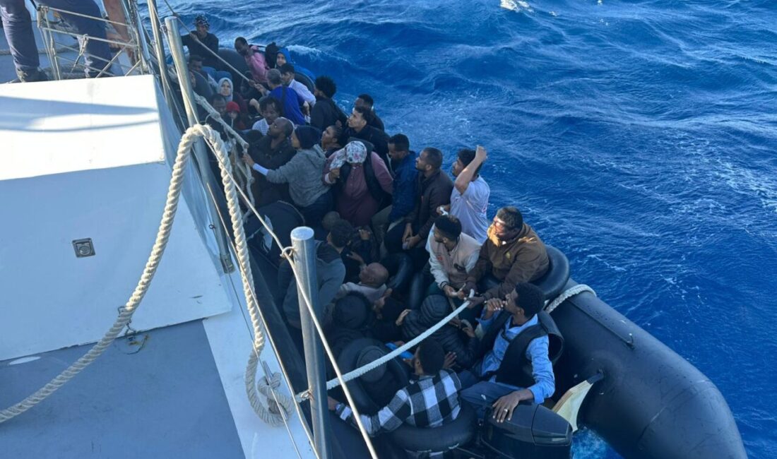  İzmir'in Çeşme ilçesi açıklarında 75 düzensiz göçmen yakalandı.