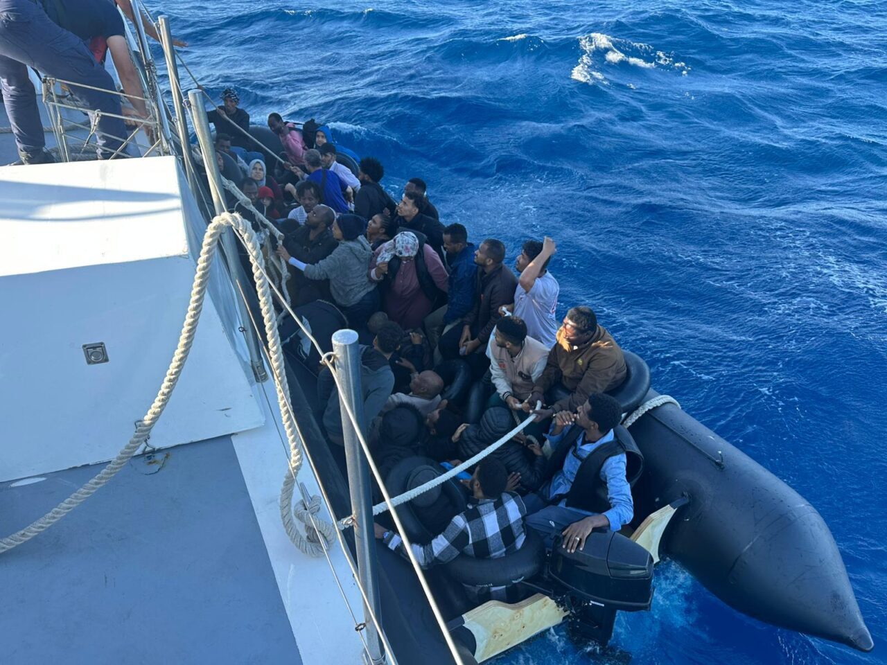  İzmir'in Çeşme ilçesi açıklarında 75 düzensiz göçmen yakalandı.