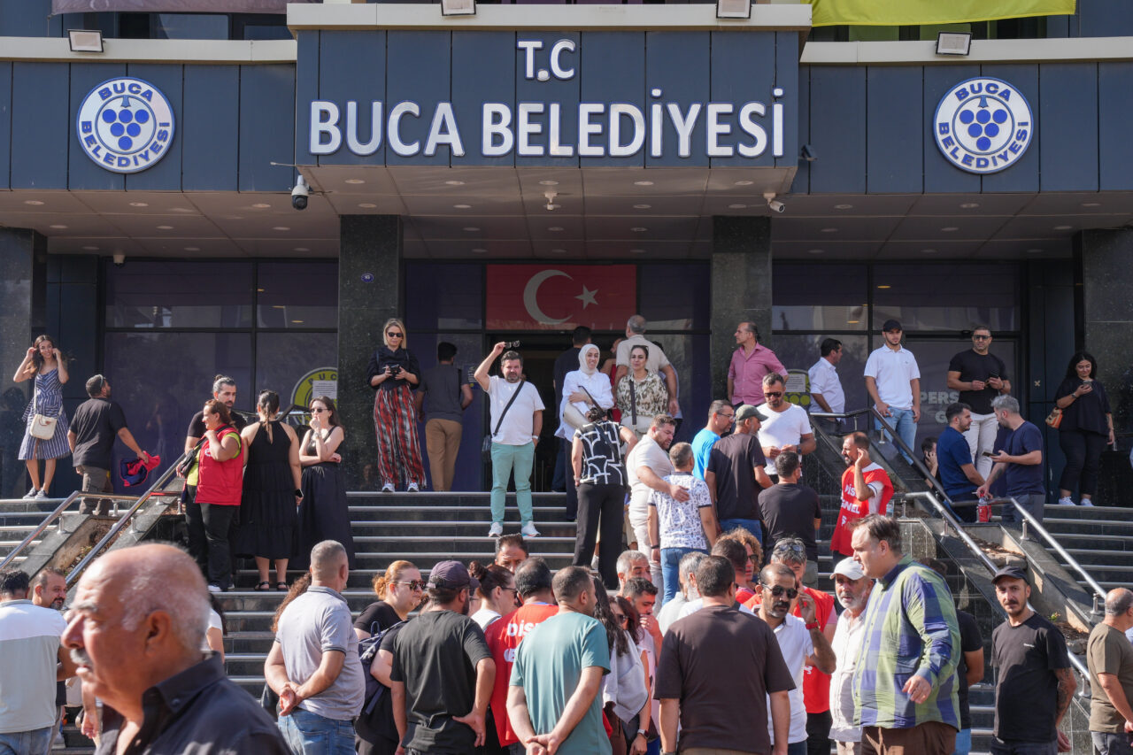  İzmir'in Buca Belediyesinde maaş alamayan işçilerinin iş bırakma eylemi 7.