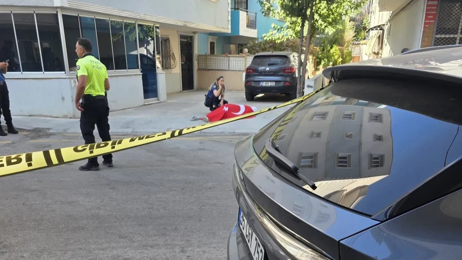  İzmir'in Balçova ilçesinde, polis merkezine yapılan silahlı saldırıda 2 polis