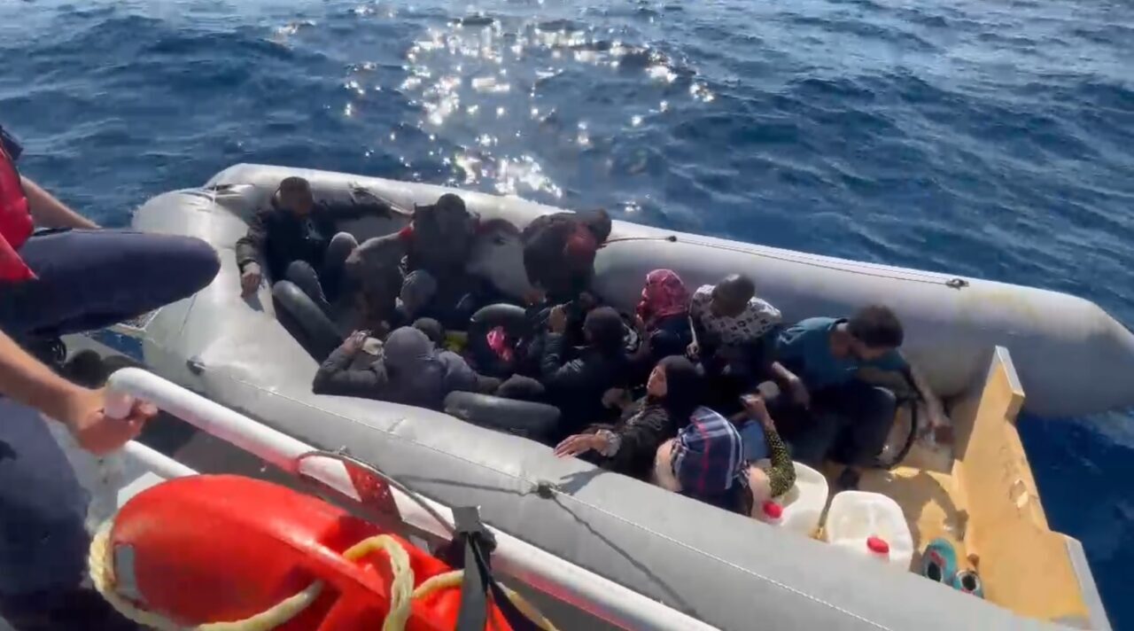  İzmir'in Seferihisar ve Çeşme ilçelerinde 82 düzensiz göçmen yakalandı, 10