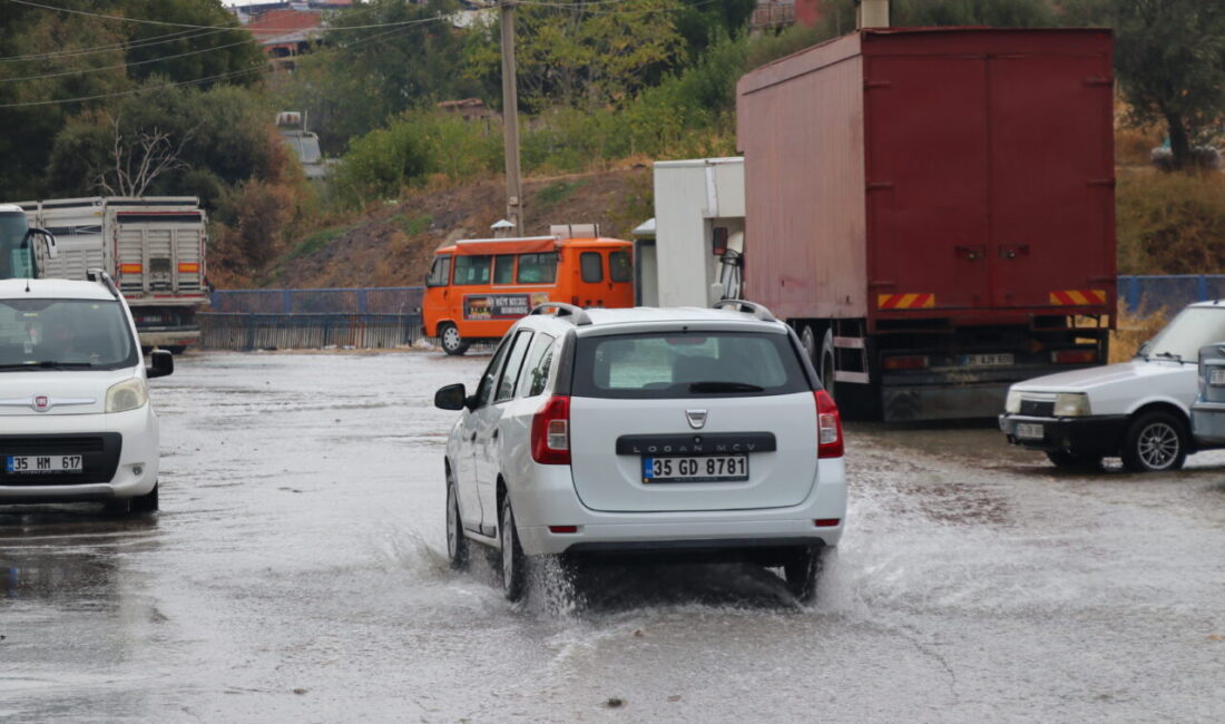 İzmir'in Karabağlar ilçesinde patlayan su borusunun onarılmaması nedeniyle 2 gündür