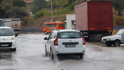 İzmir'in Karabağlar ilçesinde patlayan su borusunun onarılmaması nedeniyle 2 gündür