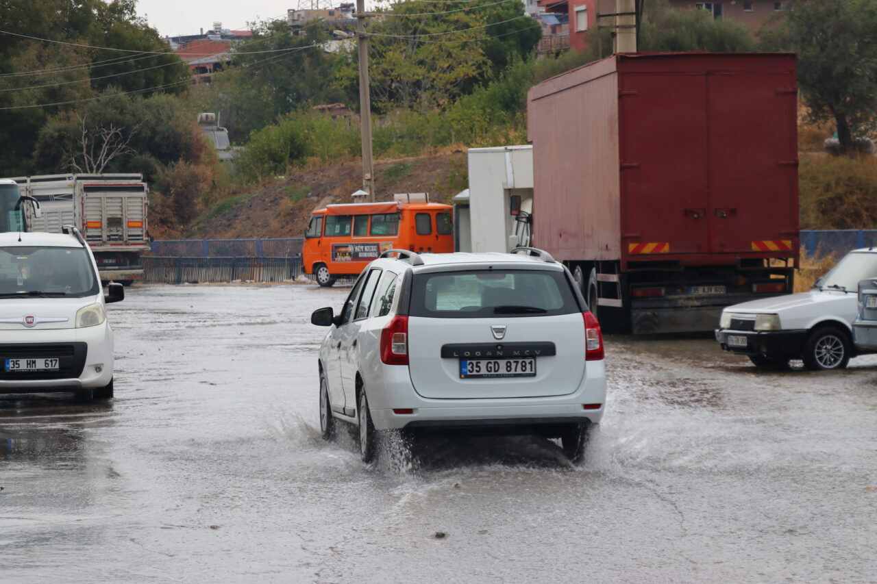 İzmir'in Karabağlar ilçesinde patlayan su borusunun onarılmaması nedeniyle 2 gündür
