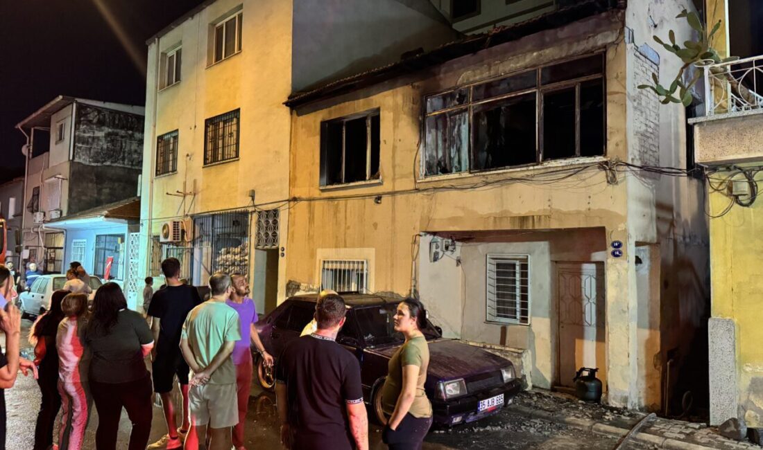 İzmir'in Çiğli ilçesindeki bir evde çıkan yangın itfaiye ekiplerince söndürüldü.