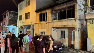 İzmir'in Çiğli ilçesindeki bir evde çıkan yangın itfaiye ekiplerince söndürüldü.