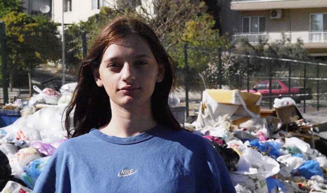  İzmir'in Buca ilçesinde yaşayanlar, sokaklarda biriken çöplere ve oluşan kötü